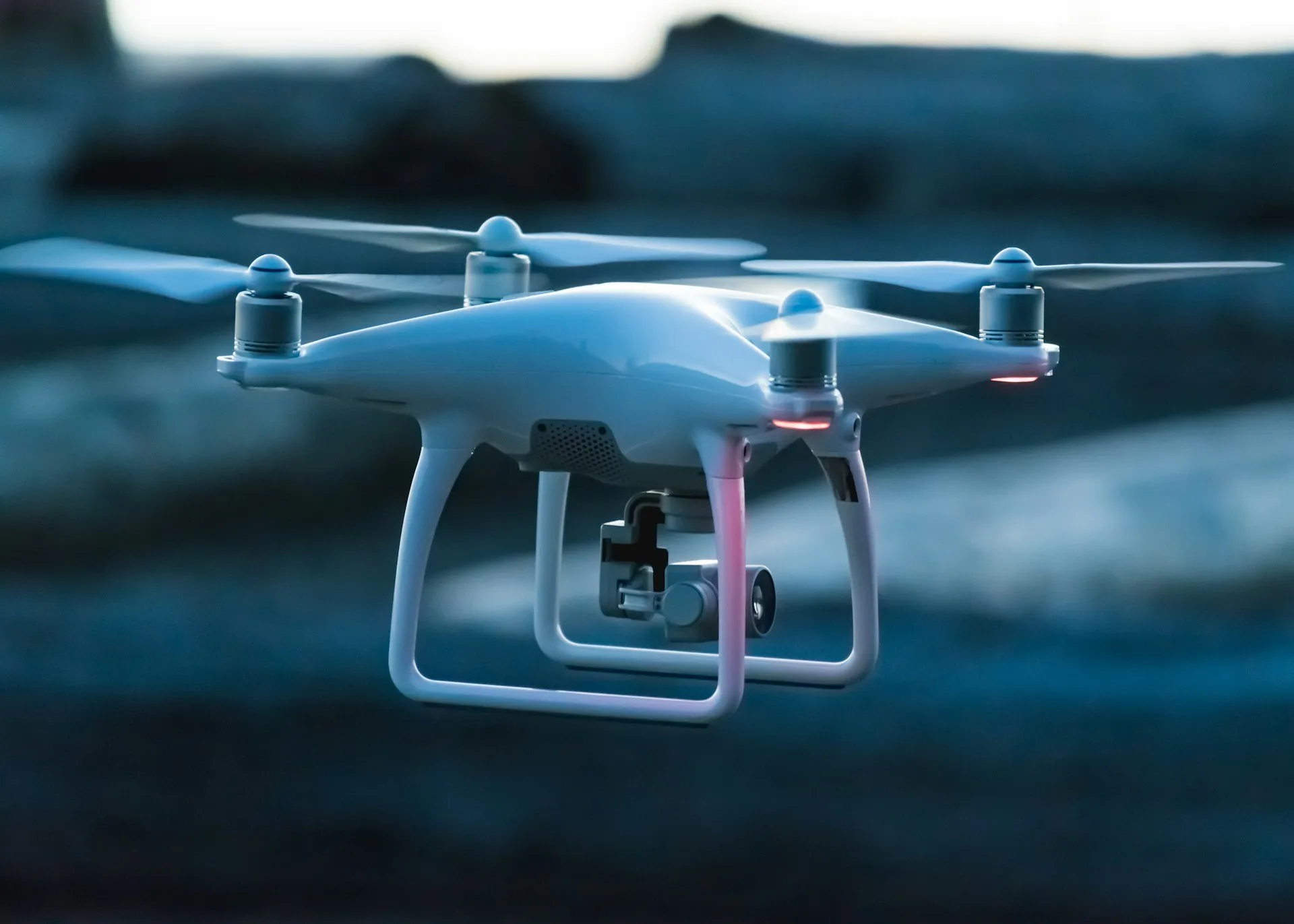 Dron de cámara blanco en vuelo