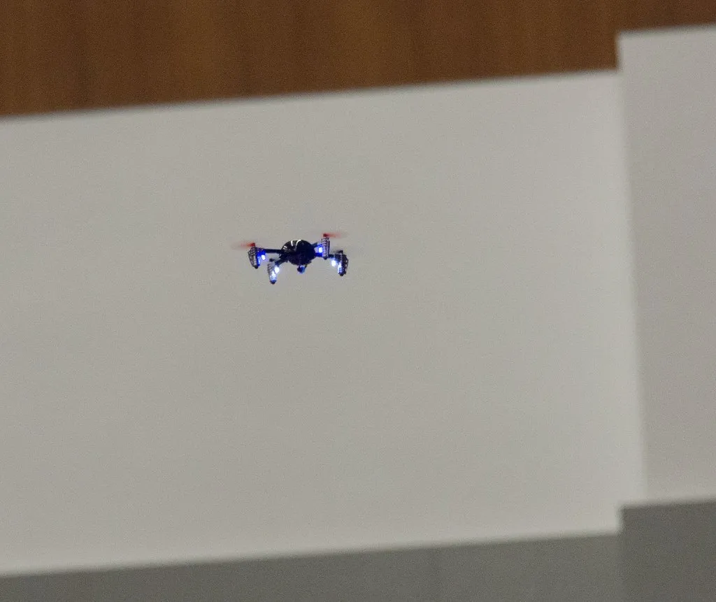 Dron pequeño volando dentro de un recinto