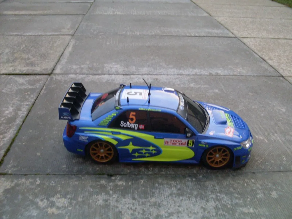 Carro RC de drift azul sobre pavimento