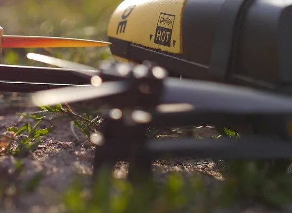 Dron FPV de carreras apoyado sobre el pasto