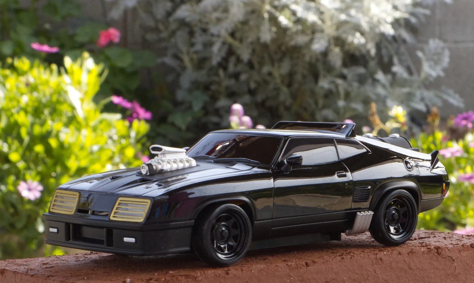 Carro RC Kyosho Mini-Z con carrocería de muscle car negro