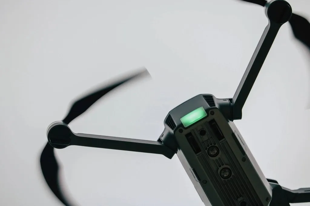 Primer plano de un dron compacto negro en vuelo