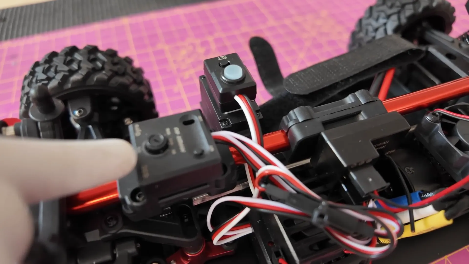 Chasis metálico y sistema electrónico del MJX Hyper Go 14211
