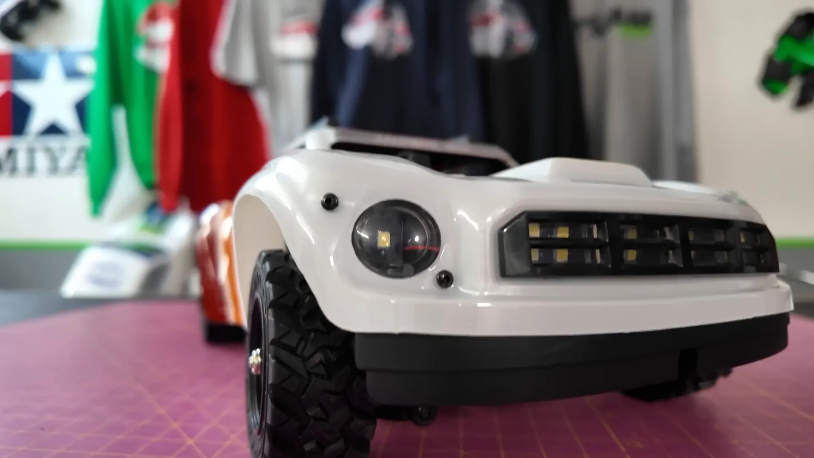 Vista del tren delantero y suspensión del MJX Hyper Go
