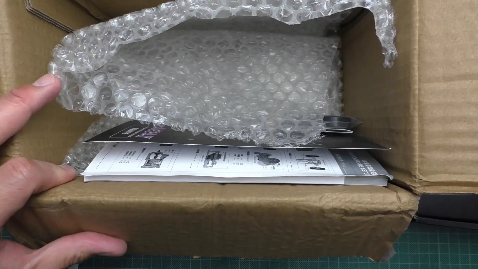 Contenido del paquete Ark Edge AE24X, incluyendo el chasis y manual
