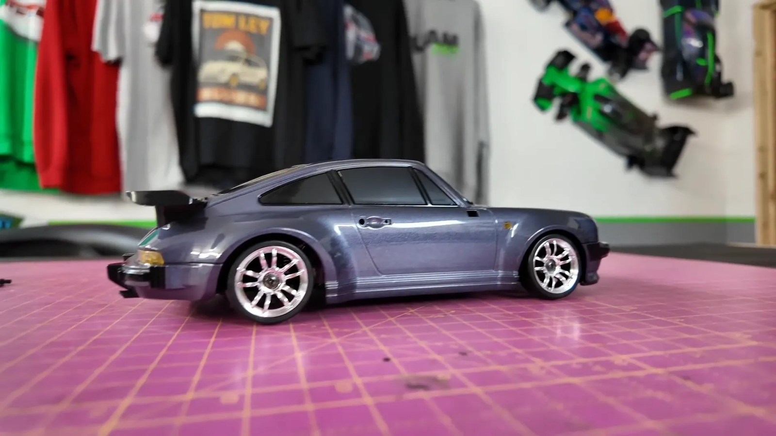 Detalle del camber y postura del Porsche 911 RC con carrocería metálica