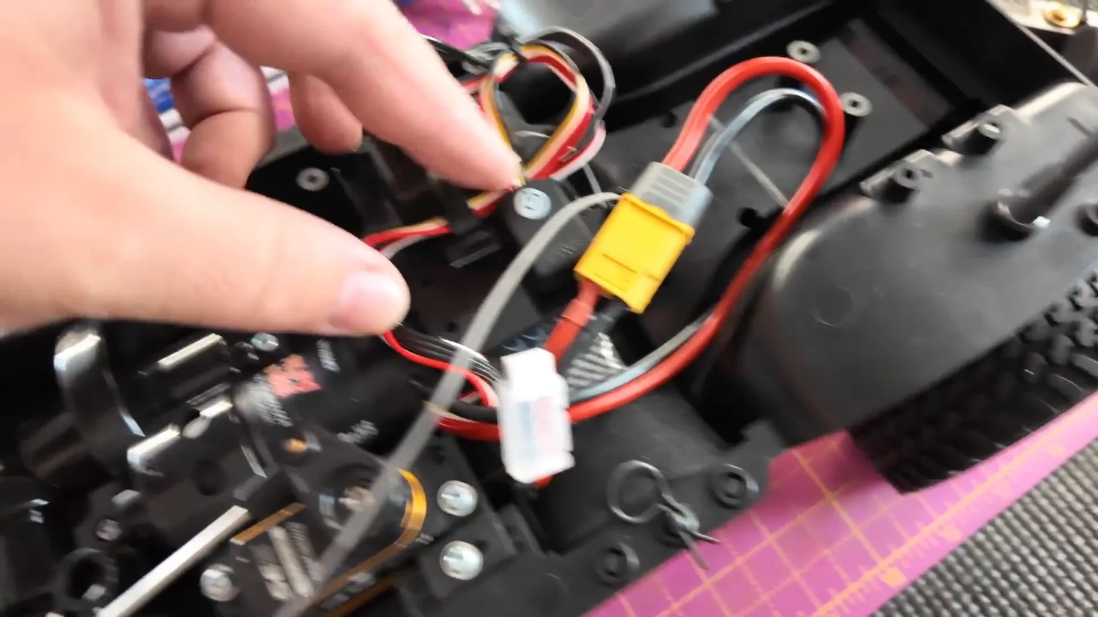 Instalación del motor y ESC en la Toyota Hilux RC