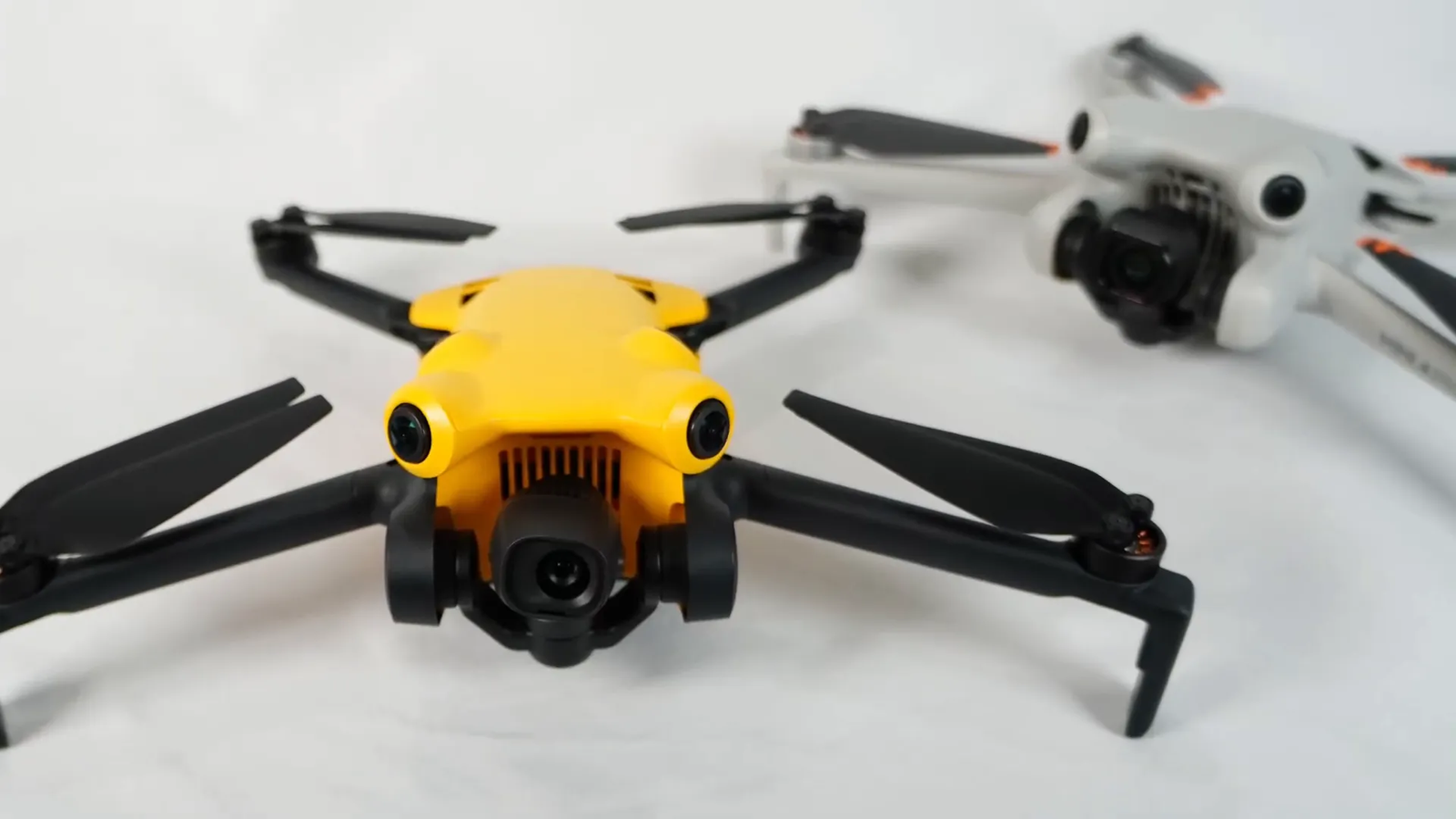 Comparación de diseño y características entre Sky Rover X1 y DJI Mini 4 Pro