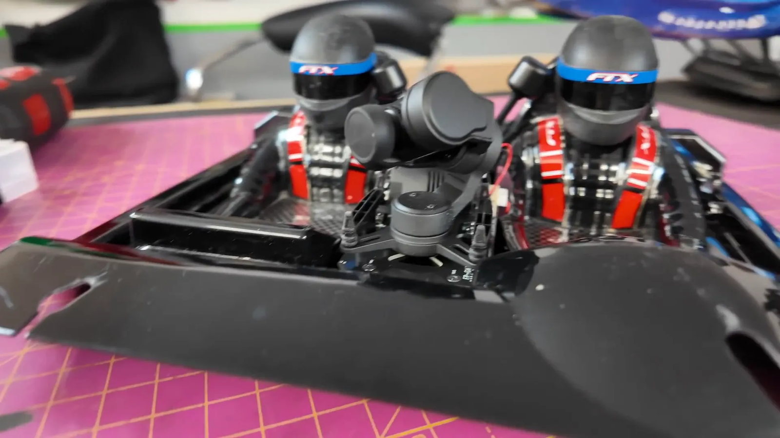 Montaje del sistema FPV dentro del vehículo RC de alta velocidad