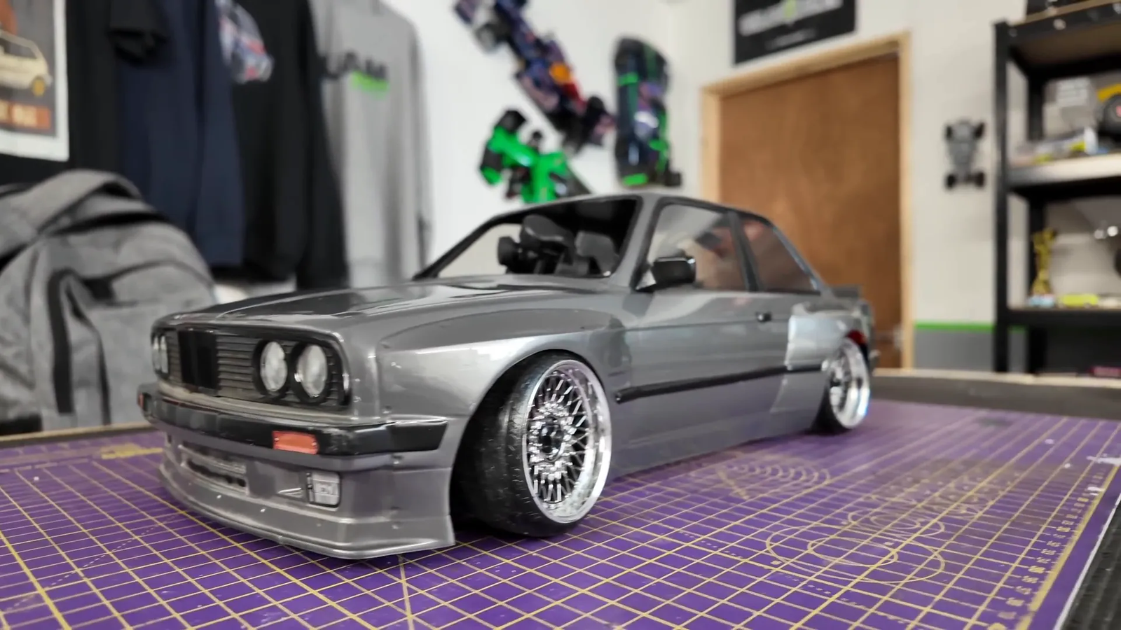 Auto de drift con sistema FPV instalado y ventana frontal cortada