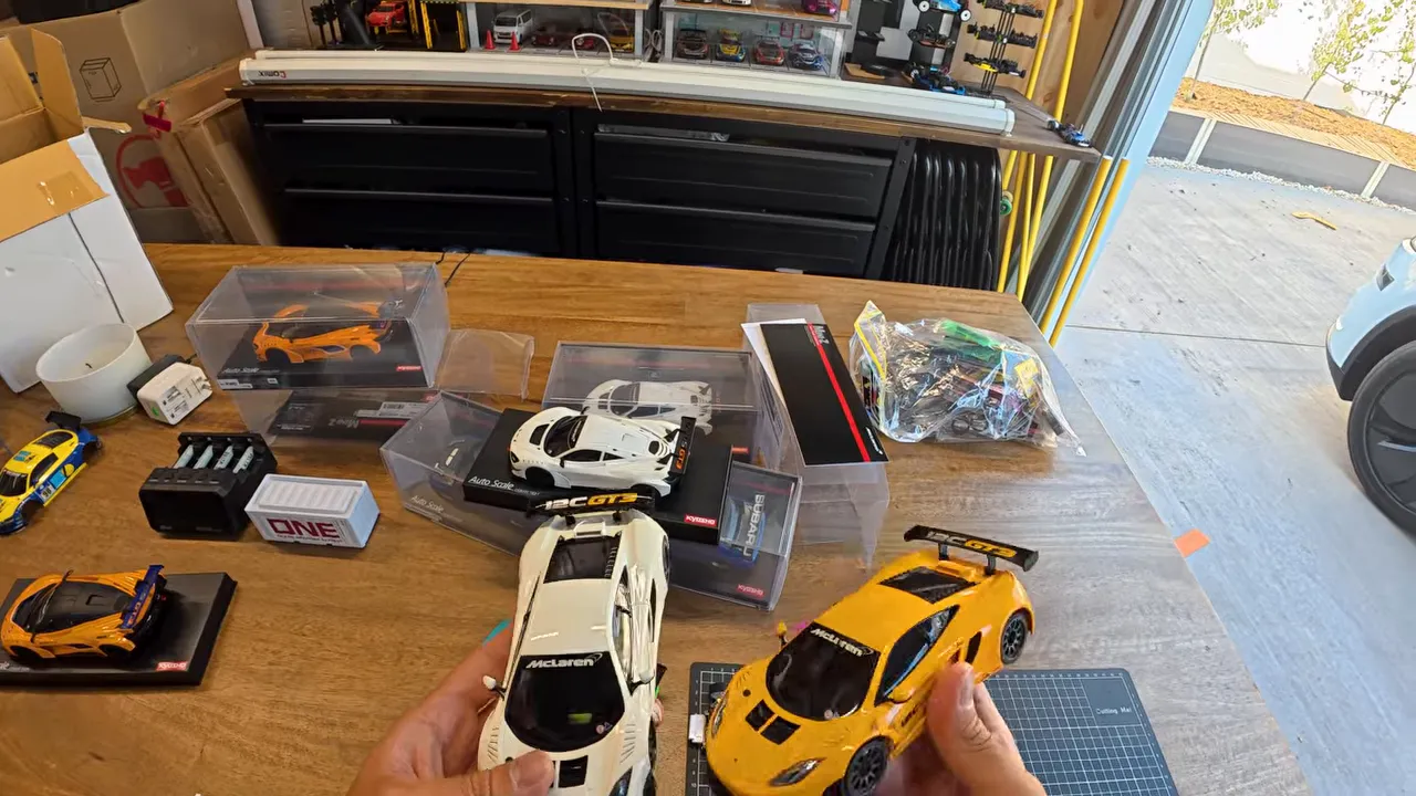 McLaren 12C con daños después de una carrera: espejo intacto y parte lateral desprendida
