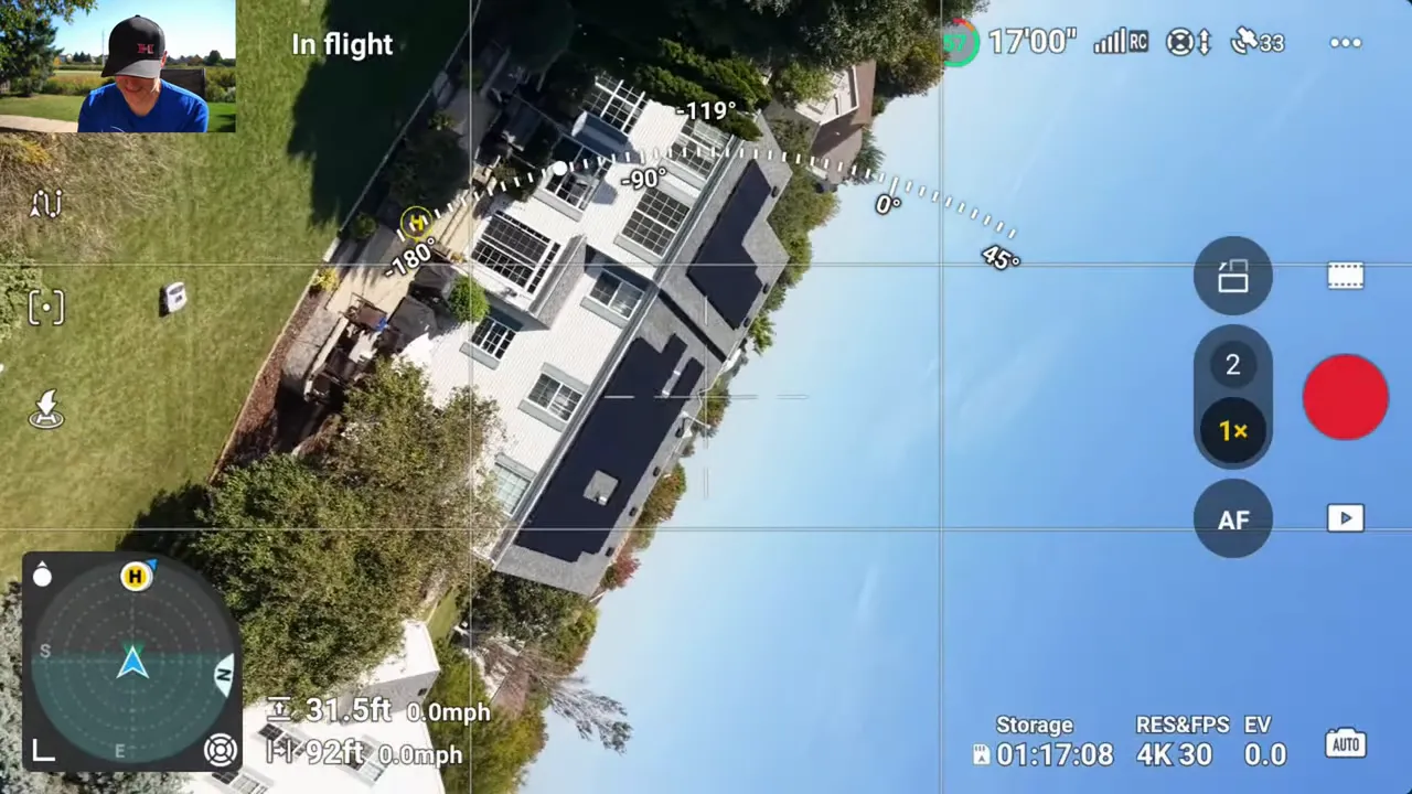 Piloto usando el dial para rotar el gimbal mientras el dron realiza una maniobra atrevida