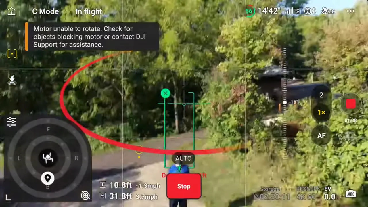Captura del momento en que el drone golpea ramas de árbol durante el seguimiento trasero