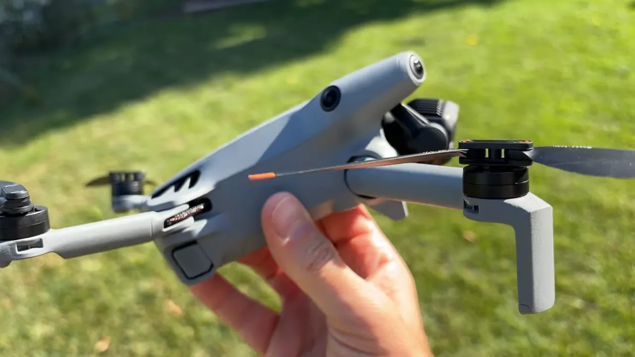 Presentación del DJI Mini 5 Pro en mano