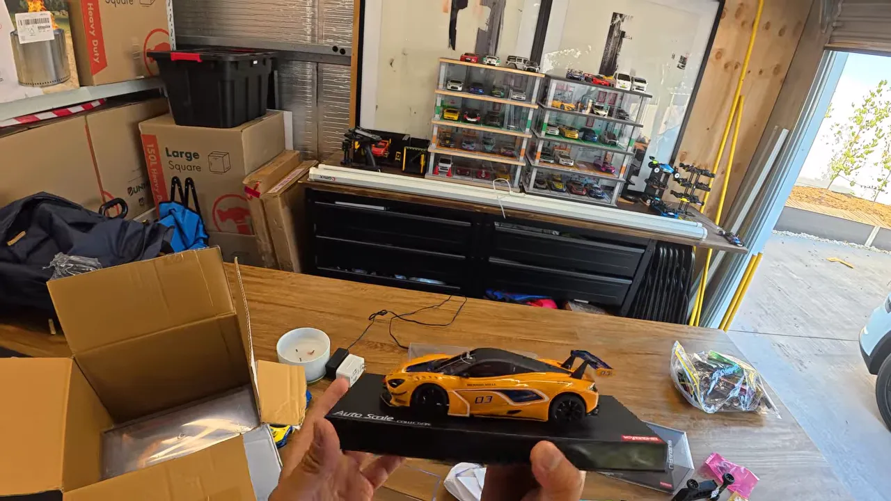 McLaren 720S GT3 Wide MM en color naranja tras abrir la caja, mostrando detalles aerodinámicos